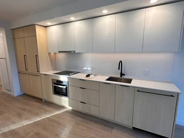 13675 107a Ave #2411, Surrey, BC V3T 2H2