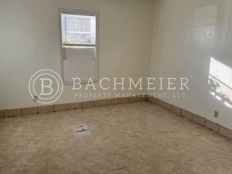 906 SE Court Ave — Photo 4