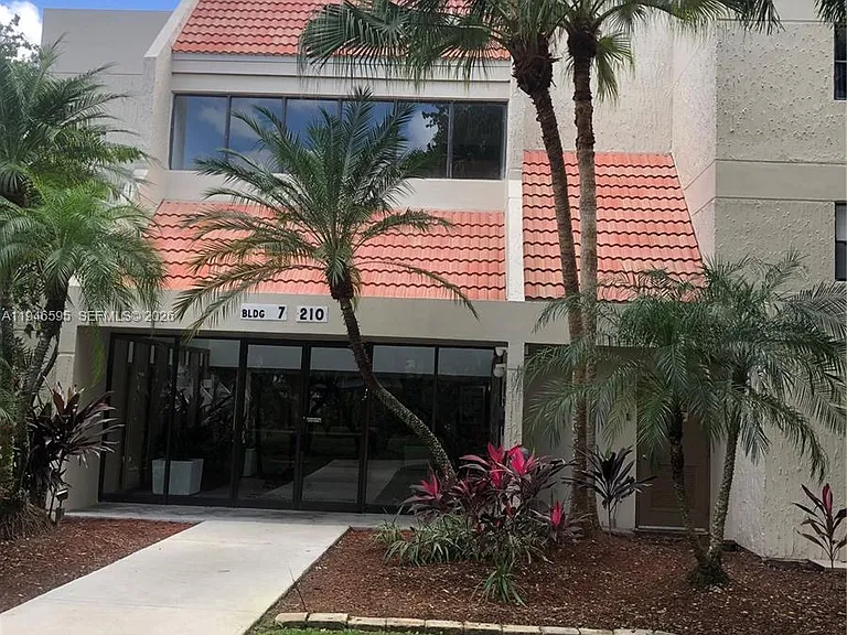 210 Lakeview Dr #207 — Photo 1