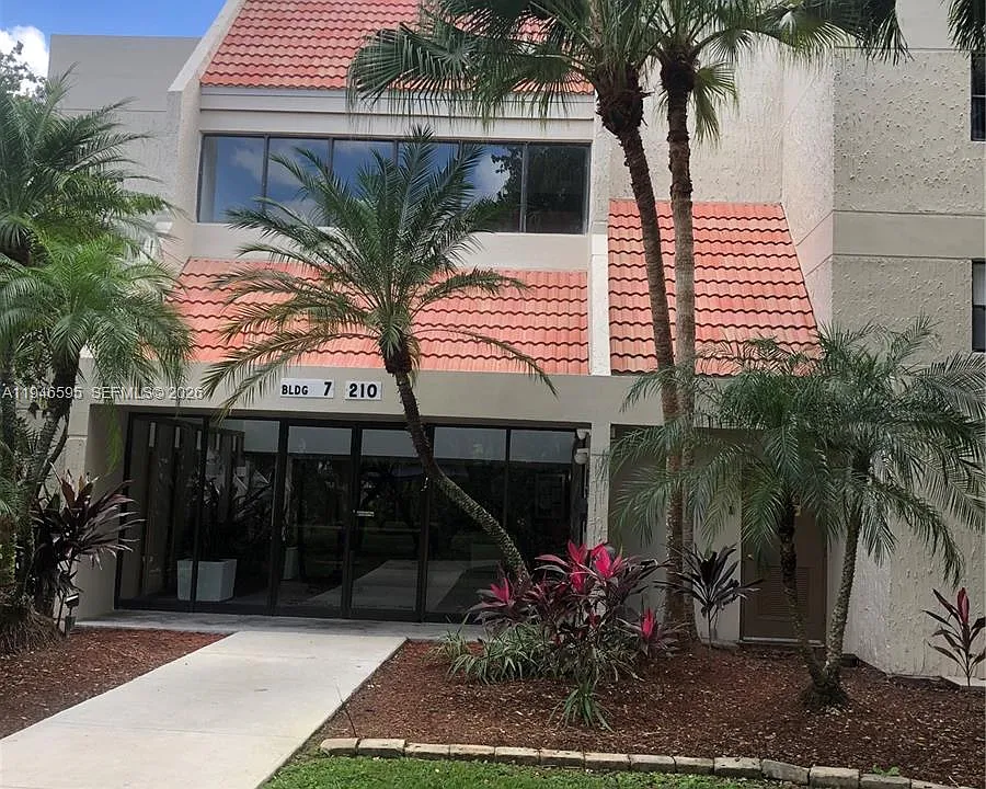 210 Lakeview Dr #207