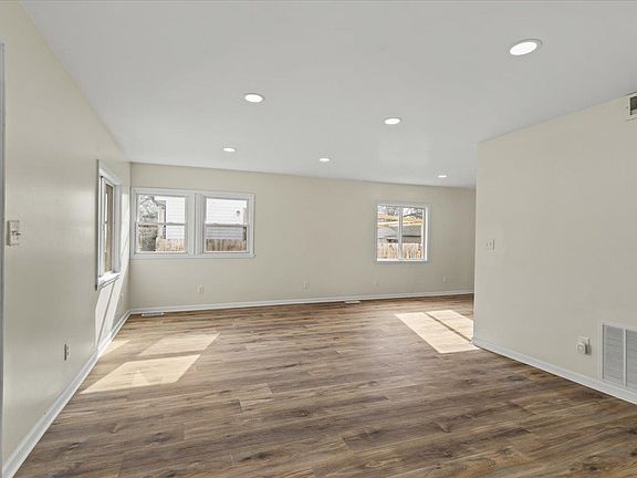 5th image of 3032 Gladstone Ave