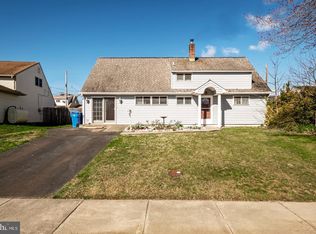 29 Gooseneck Rd, Levittown, PA 19057
