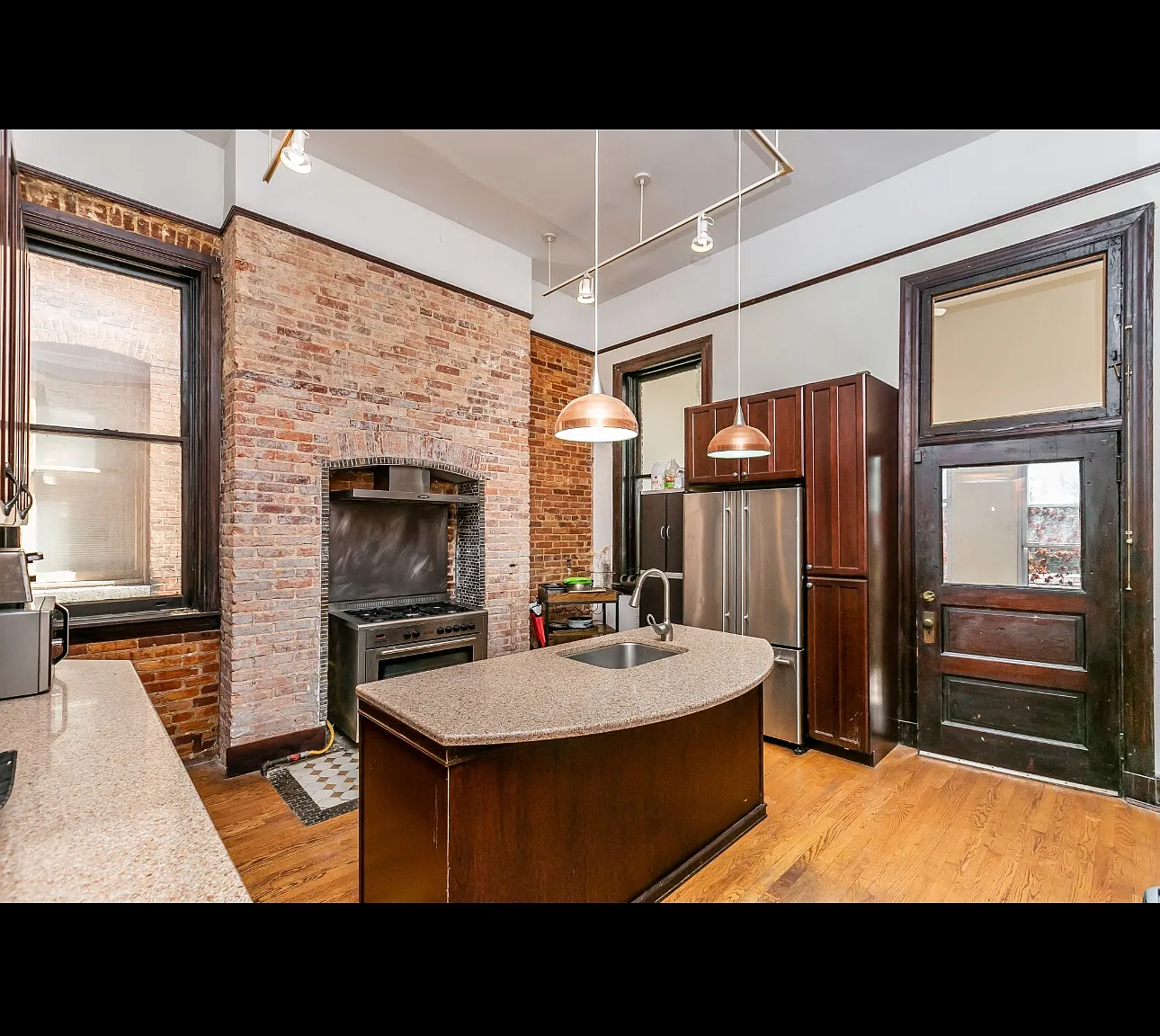 6 bed, 4.5 bath, 3000 sqft, $850 — Photo 3