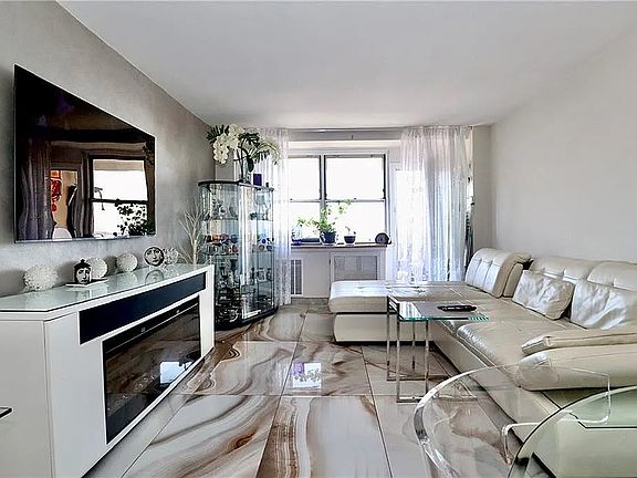 4th image of 35 Seacoast Ter APT 21F