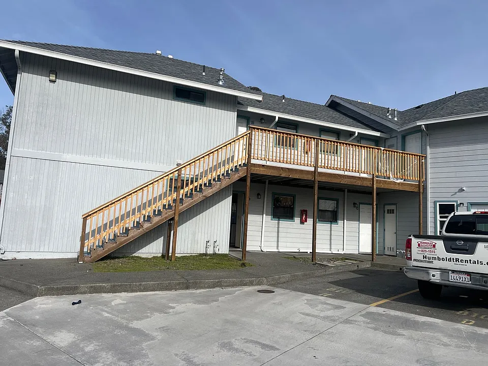800 Crescent Way