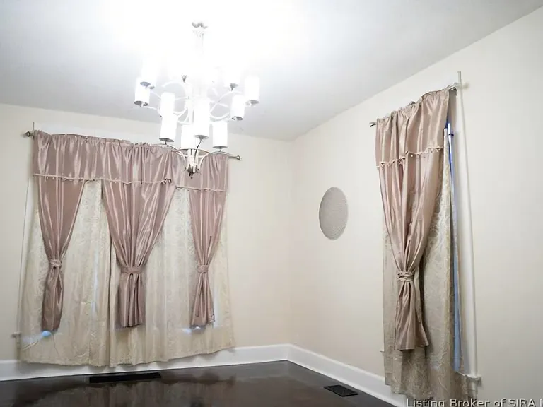 615 E Elm St — Photo 6