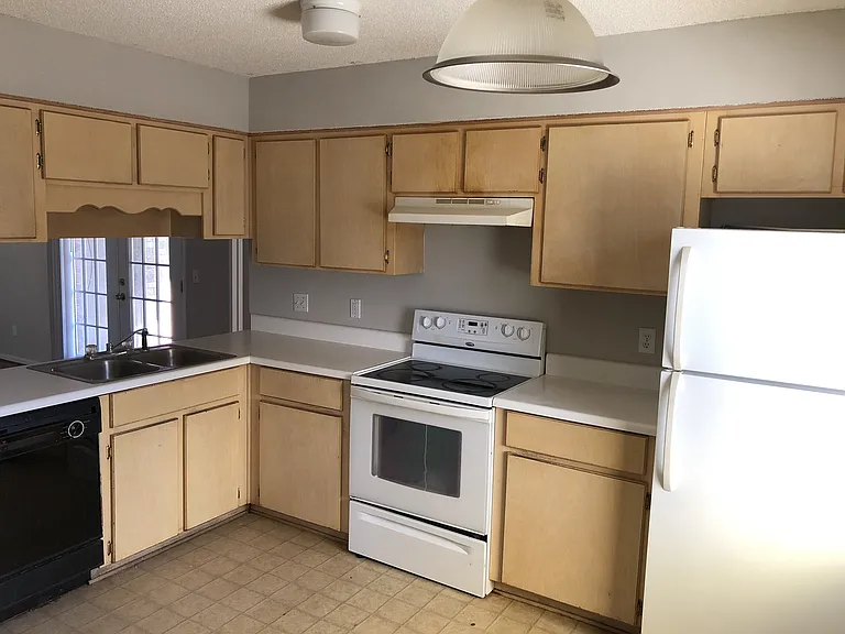 912 Granger Dr — Photo 5