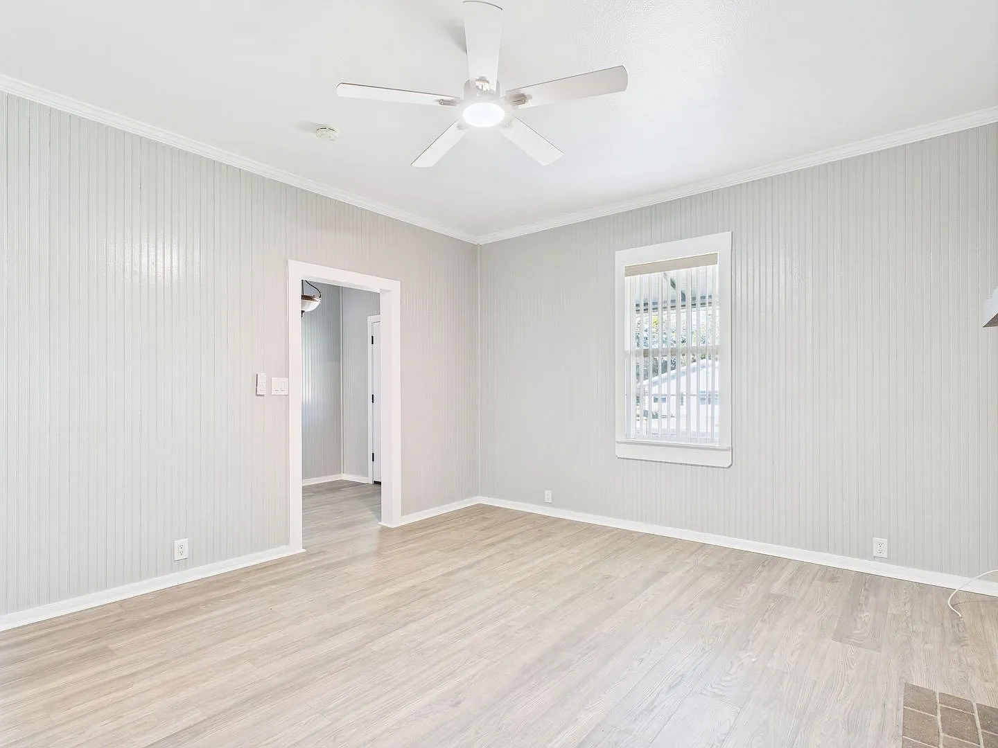4-Bedroom Home with Fireplace Living Room & Upstairs Patio Access — Photo 4