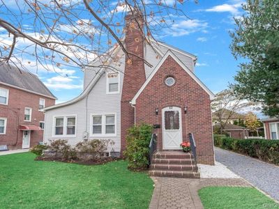 62 Essex Road, Great Neck, NY, 11023