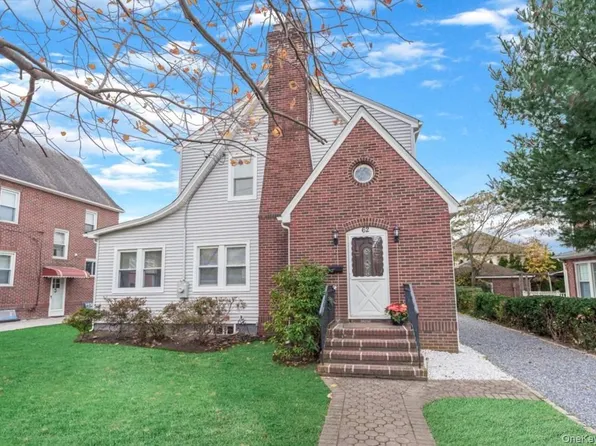 62 Essex Road, Great Neck, NY 11023