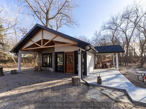 704 Cottonwood Trl, Phillips, NE 68865