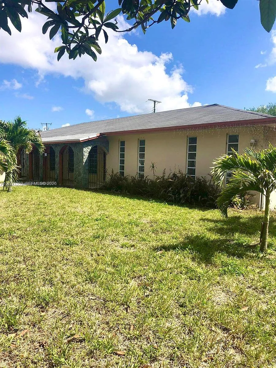 Building Photo - 4900 SW 36th Ct