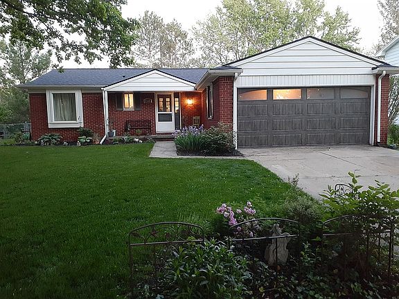 3rd image of 1325 Red Leaf Ln