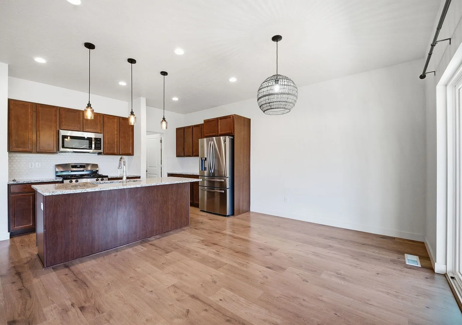 Modern 2022 Kaysville Rambler with 3 Bedrooms — Photo 3