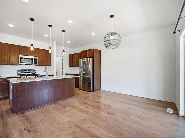 394 W Parkway Dr — Photo 3