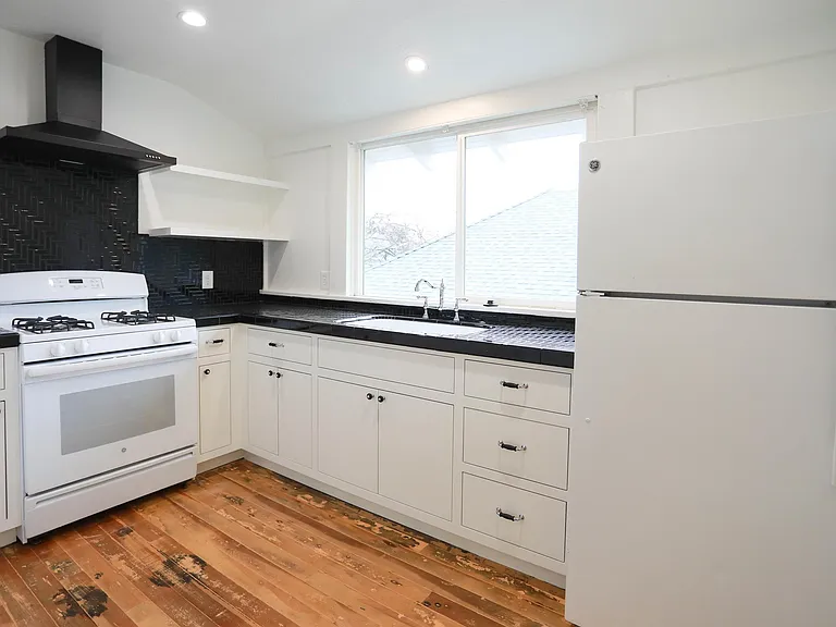1012 Broadway St #2 — Photo 1