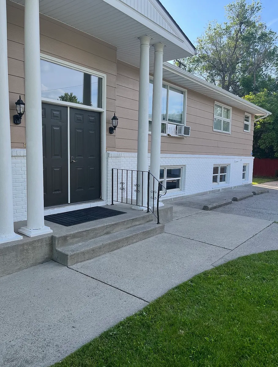 Building Photo - 2119 8th Ave N #1