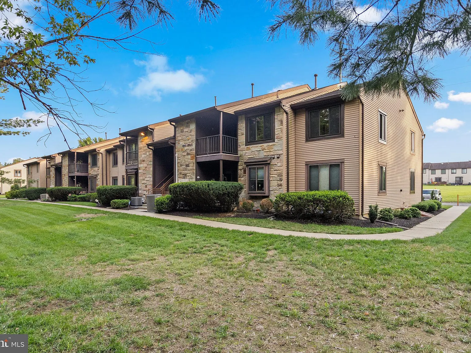 2 bed, 1.0 bath, 923 sqft, $2,125 — Photo 1