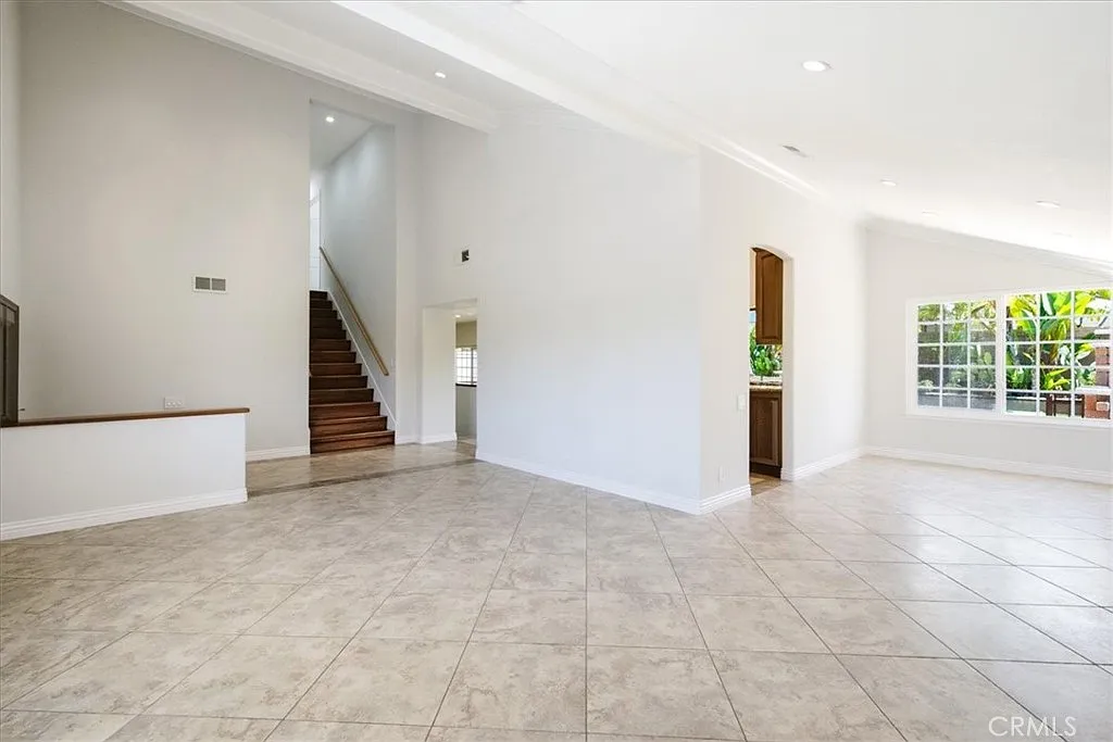 4 bed, 3.5 bath, 2175 sqft, $5,900 — Photo 2