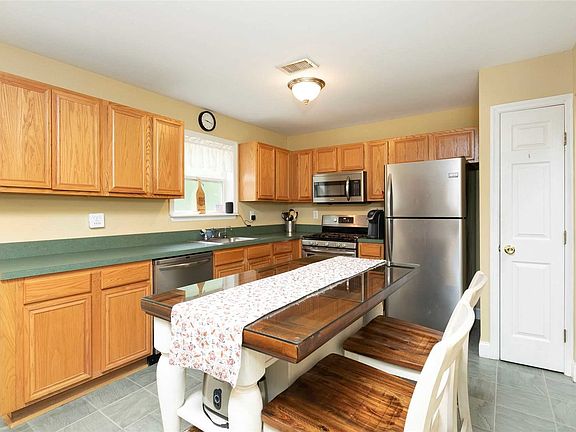 3rd image of 5 Doral Ln