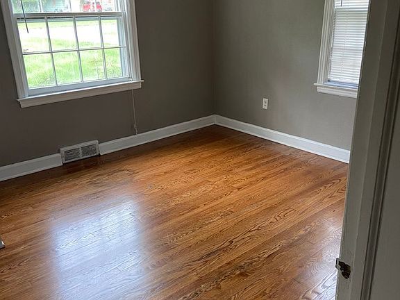 5th image of 918 W Stewart Rd