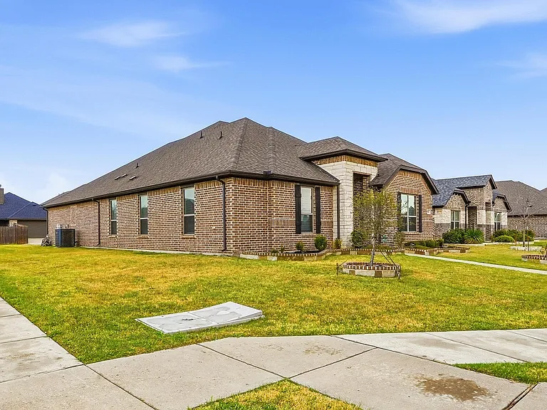 196 Lady Bird Dr — Photo 3