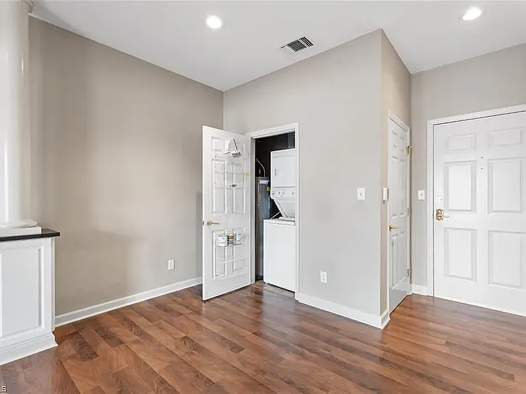 851 W 4th St #20 — Photo 3