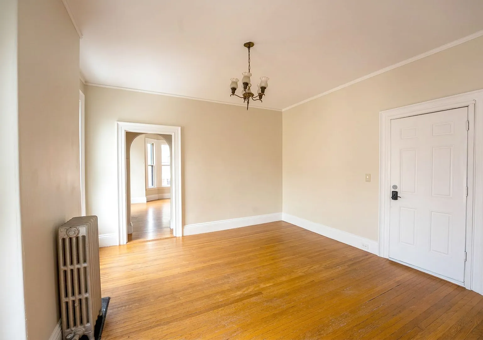 Massive 1-Bedroom in the West End | Heat, Hot Water, Parking & Laundry! — Photo 3