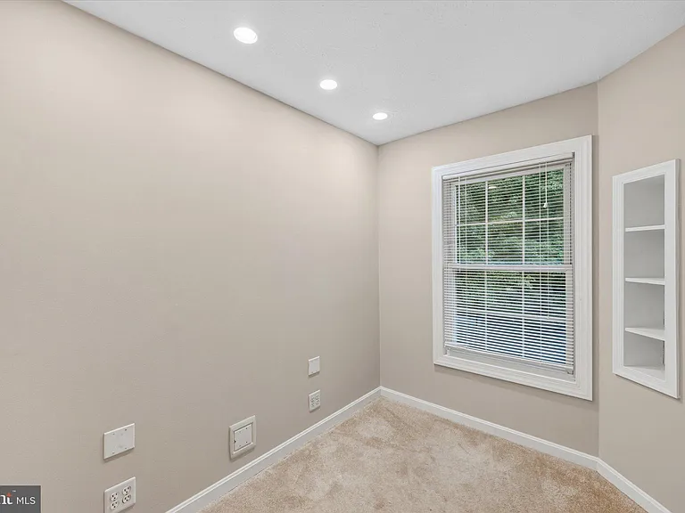 129 N Duke Dr — Photo 21