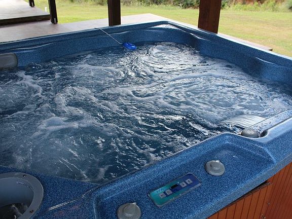 comes with hot tub on porch