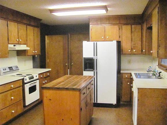 3rd image of 765 Hillcroft Pl