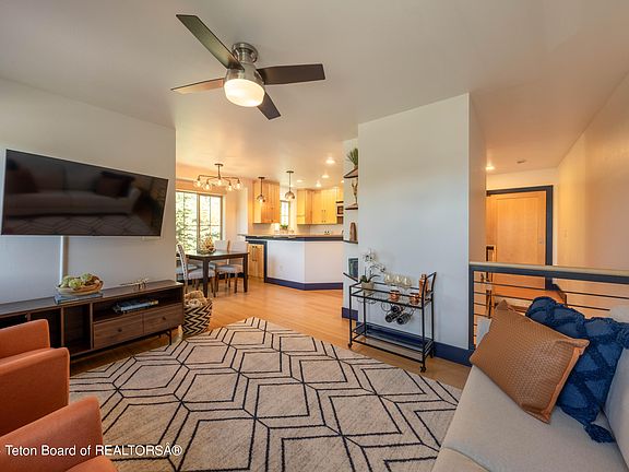 5th image of 582 E Hall Ave