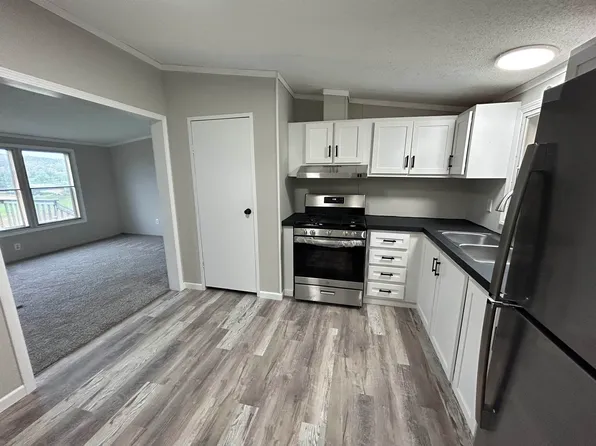 140 Sunrise Hts, Cazenovia, WI 53924