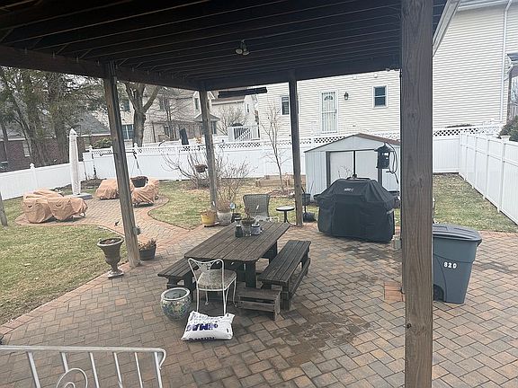 4th image of 829 Prospect Ave