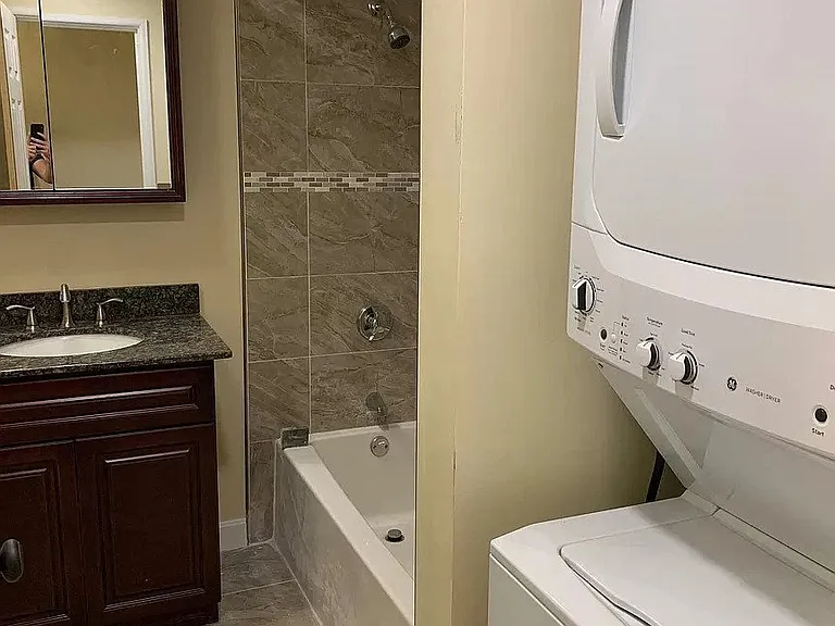 Essex Apartments — Photo 5