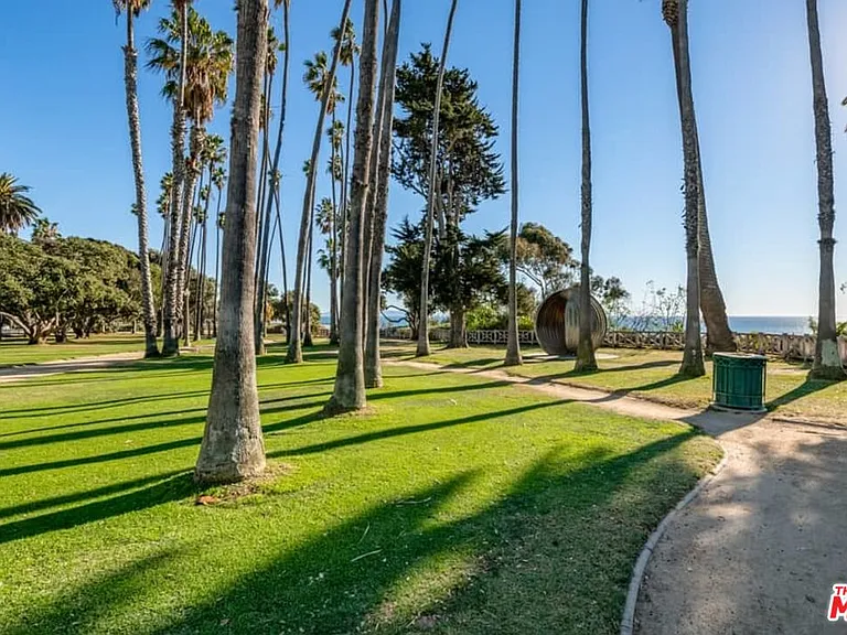701 Ocean Ave #PHD — Photo 23