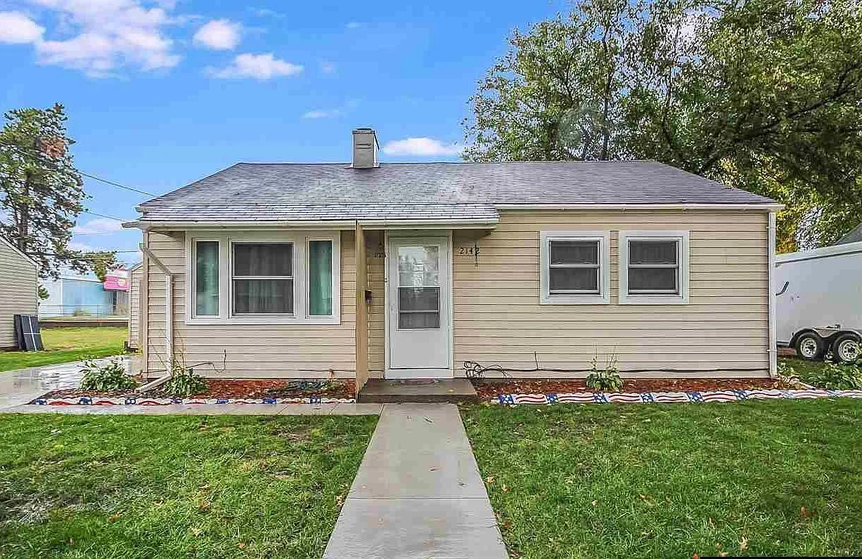 2142 Pine St — Photo 1