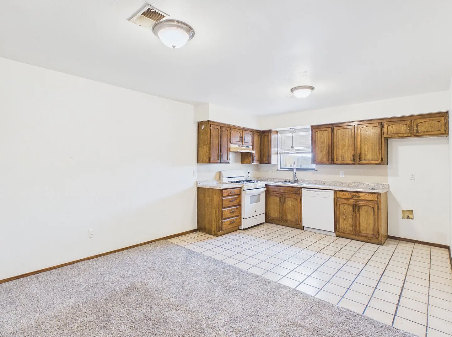 Cute 2 bed 1 bath you don't want to miss! — Photo 3