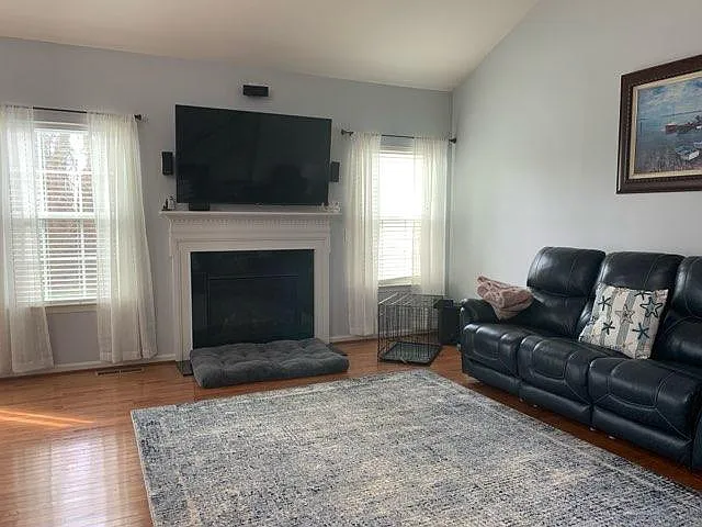 5 bed, 2700 sqft, $2,500 — Photo 3