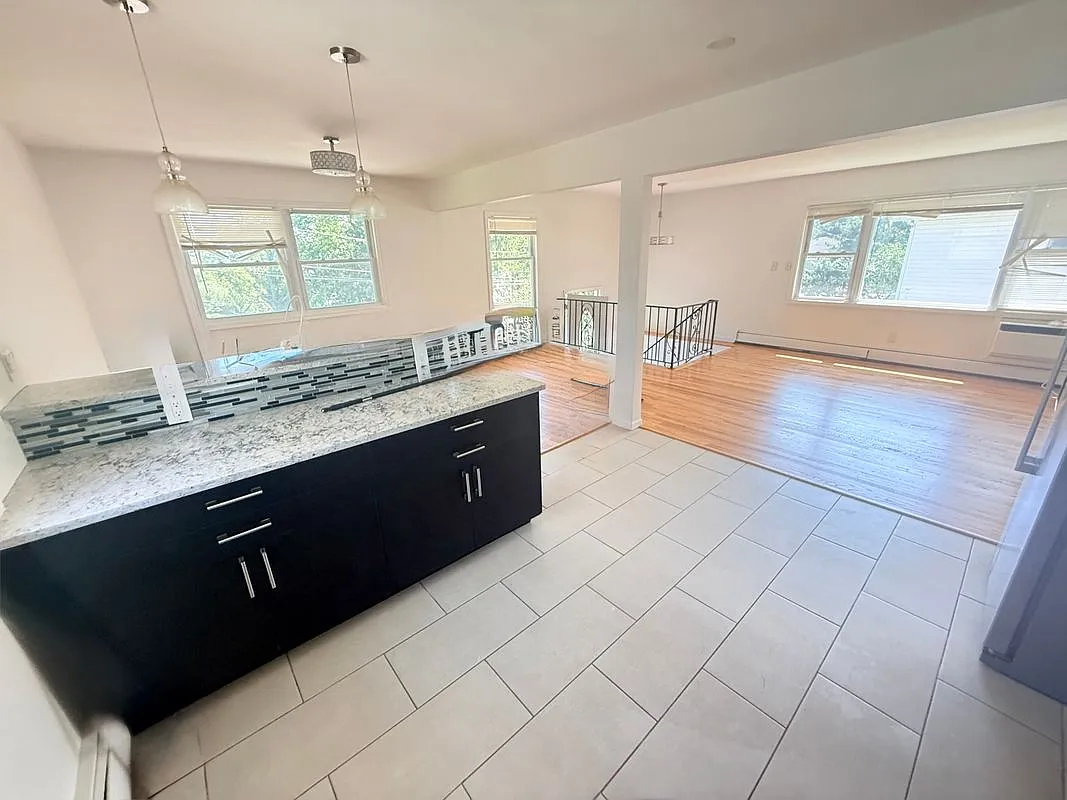 3 bed, 1.0 bath, 1200 sqft, $3,600 — Photo 3