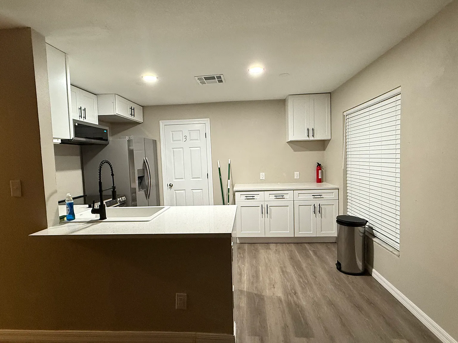102 Shore Dr E — Photo 2