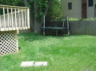 10 Wheat Path Rd W, Mount Sinai, NY 11766