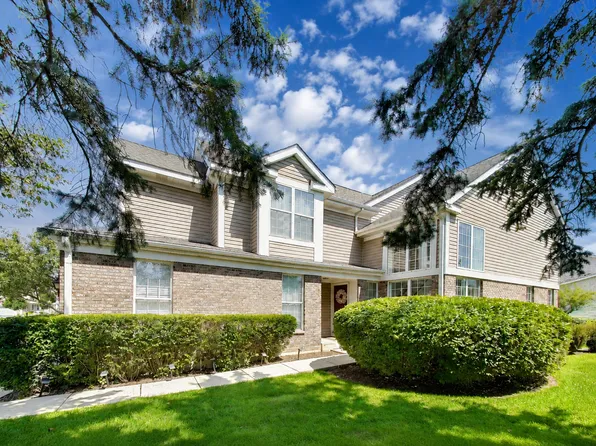 621 Citadel Dr, Westmont, IL 60559