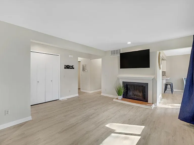 1115 Laura Dr — Photo 11