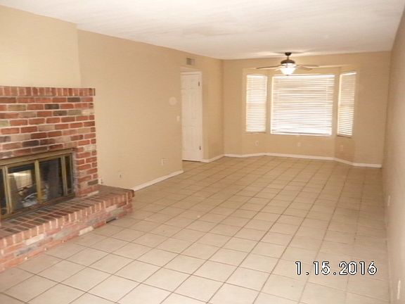 2-ENTRY AND LIVING ROOM_01272016