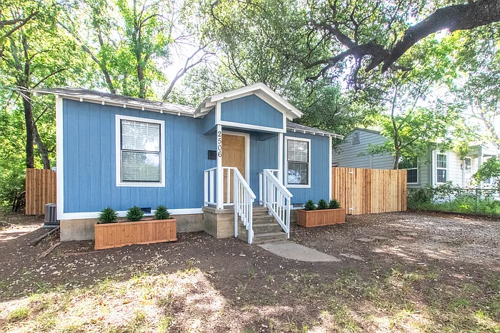 2506 N Elm St — Photo 3