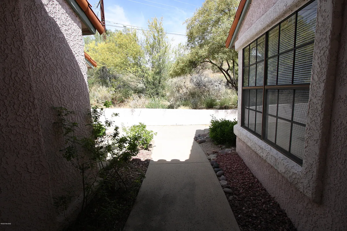 Building Photo - 6445 N Tierra De Las Catalinas #58