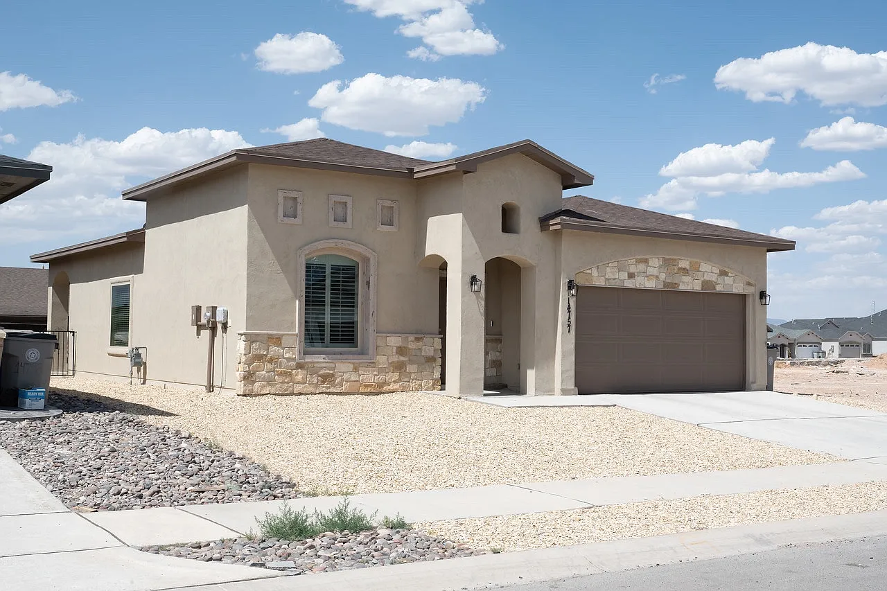 4 bed, 1700 sqft, $2,100 — Photo 2
