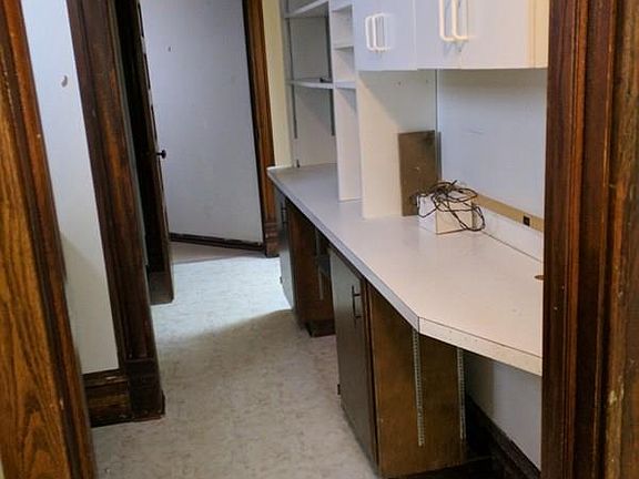4th image of 1055 Logan Ave