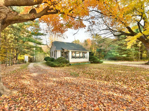 10446 N 42nd St, Hickory Corners, MI 49060